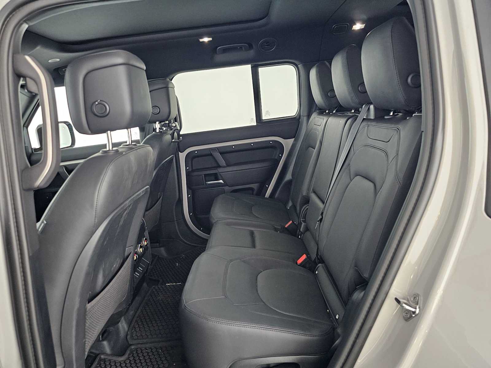 Used 2026 Land Rover Defender 130 X-Dynamic SE AWD/4WD image 18