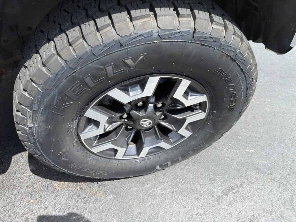 Used 2019 Toyota Tacoma TRD Off-Road AWD/4WD image 4