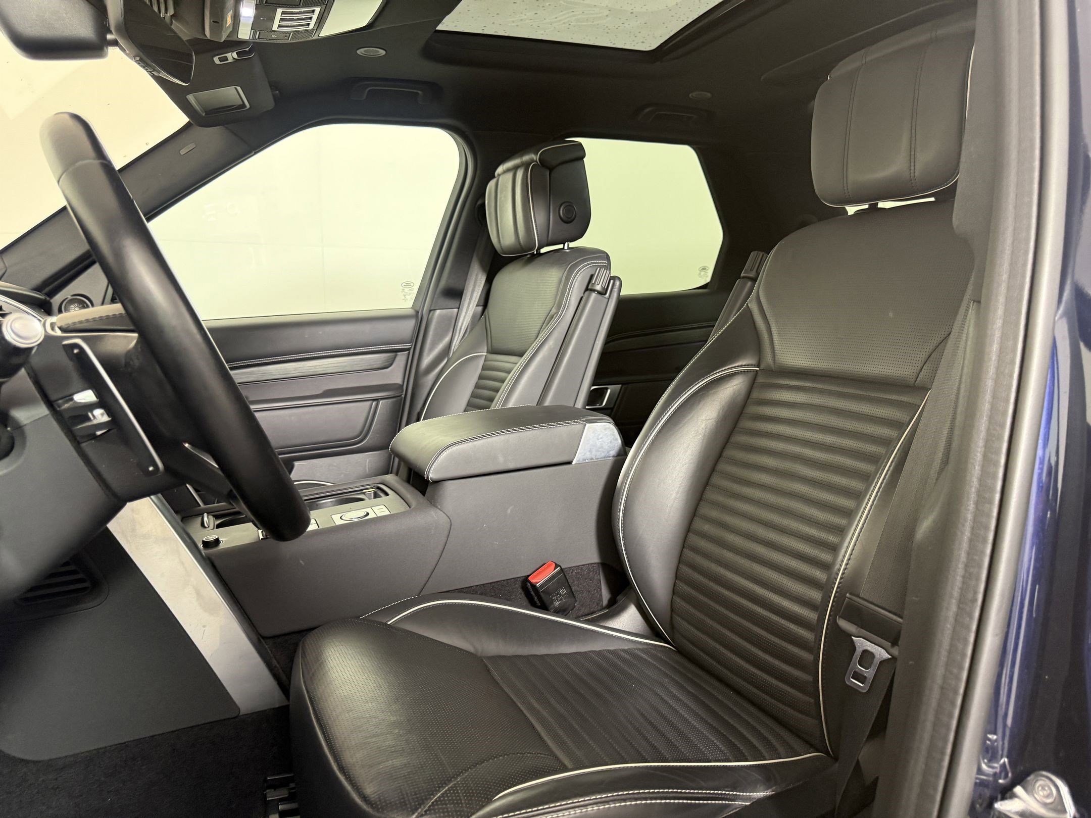 Used 2022 Land Rover Discovery S R-Dynamic image 4