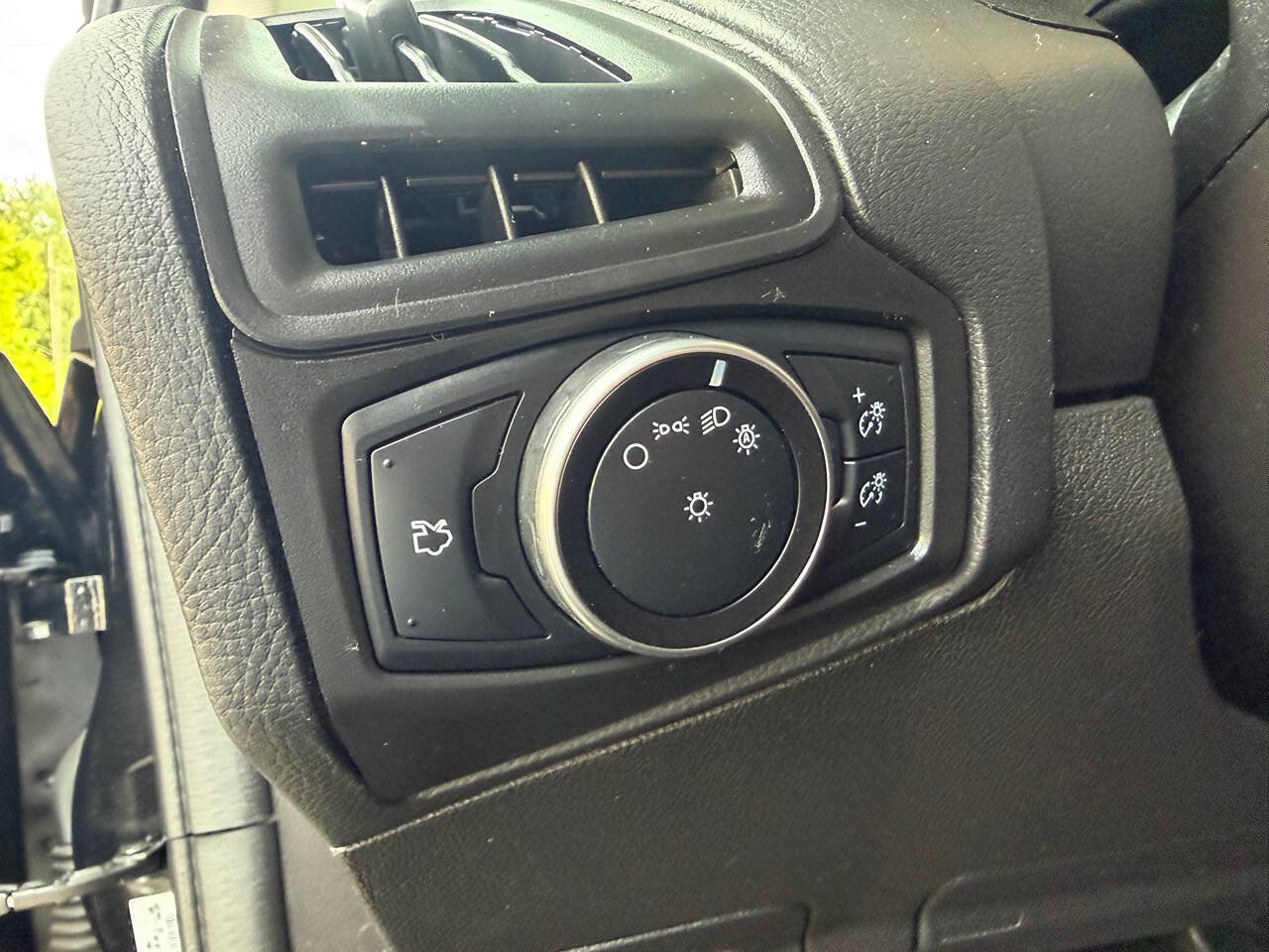 Used 2016 Ford Focus SE FWD image 20
