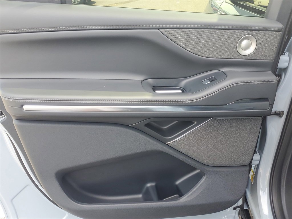 New 2025 Lincoln Navigator L Reserve w/ Jet Appearance Package image 11