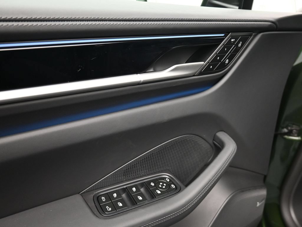 Certified 2025 Porsche Macan Electric RWD image 15