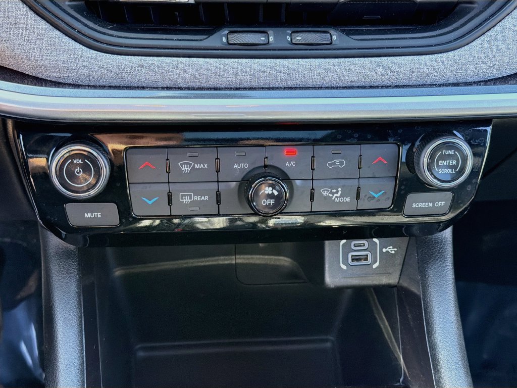 Used 2023 Jeep Compass Latitude w/ Sun and Sound Group AWD/4WD image 17