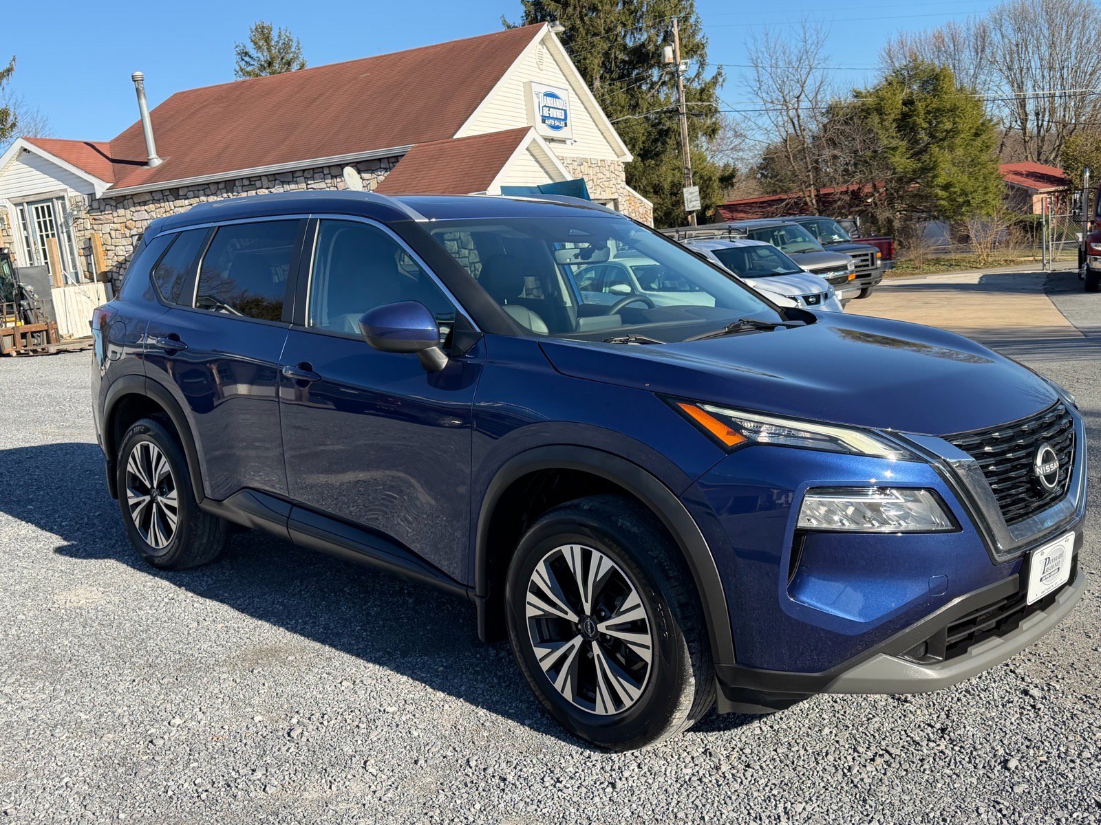 Used 2023 Nissan Rogue SV w/ SV Premium B Package image 3