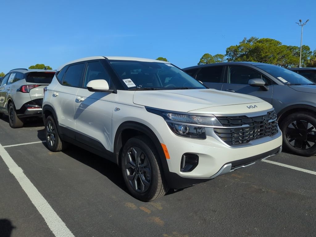 Certified 2025 Kia Seltos LX image 2