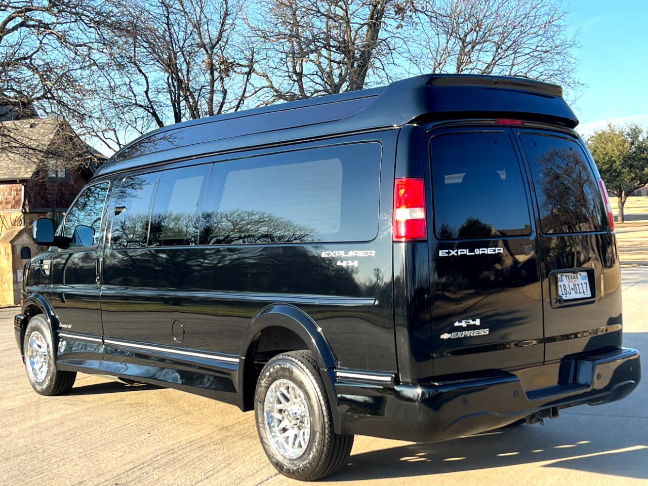Used 2017 Chevrolet Express 2500 Extended image 4