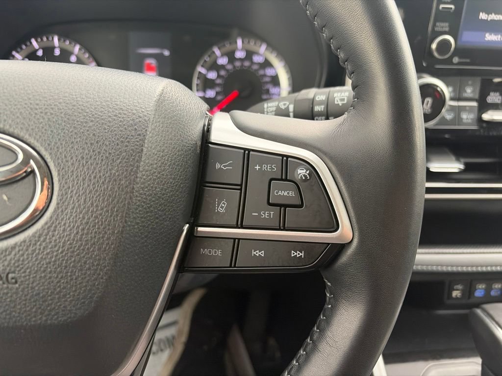 Used 2022 Toyota Highlander LE AWD/4WD image 31