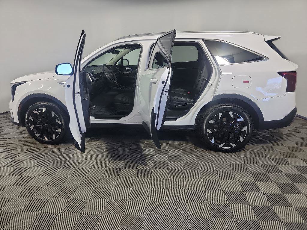 Certified 2025 Kia Sorento EX w/ Panoramic Sunroof Package image 16