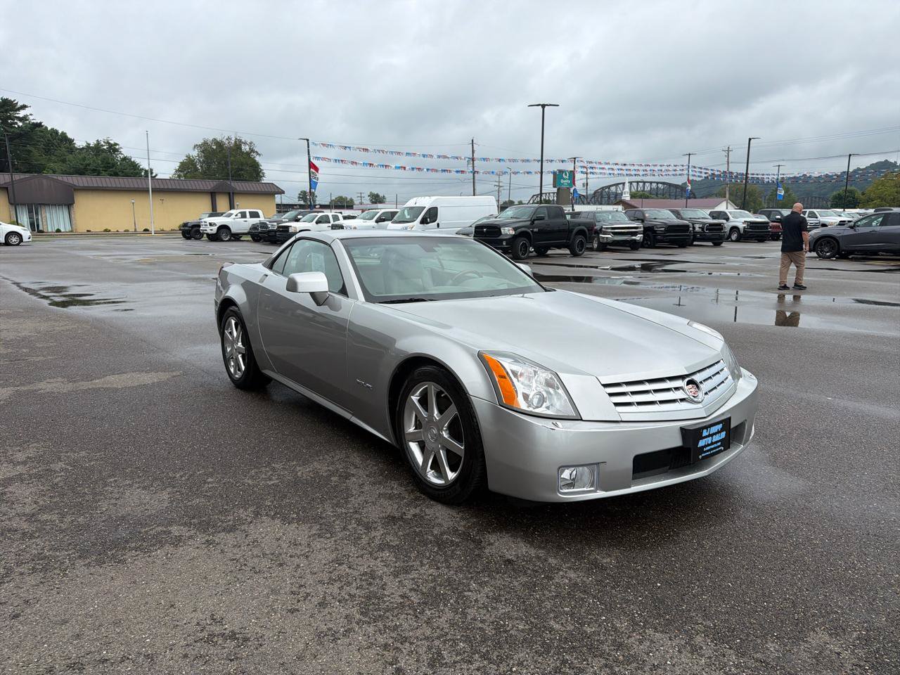 Used 2005 Cadillac XLR RWD image 3