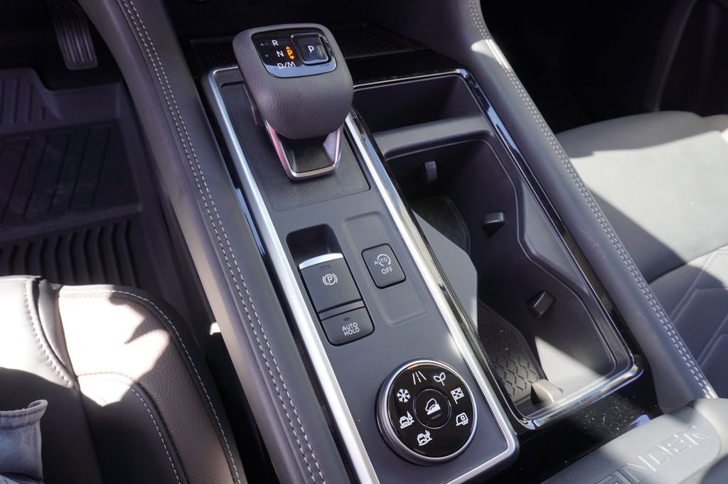 Certified 2025 Nissan Pathfinder Platinum AWD/4WD image 18
