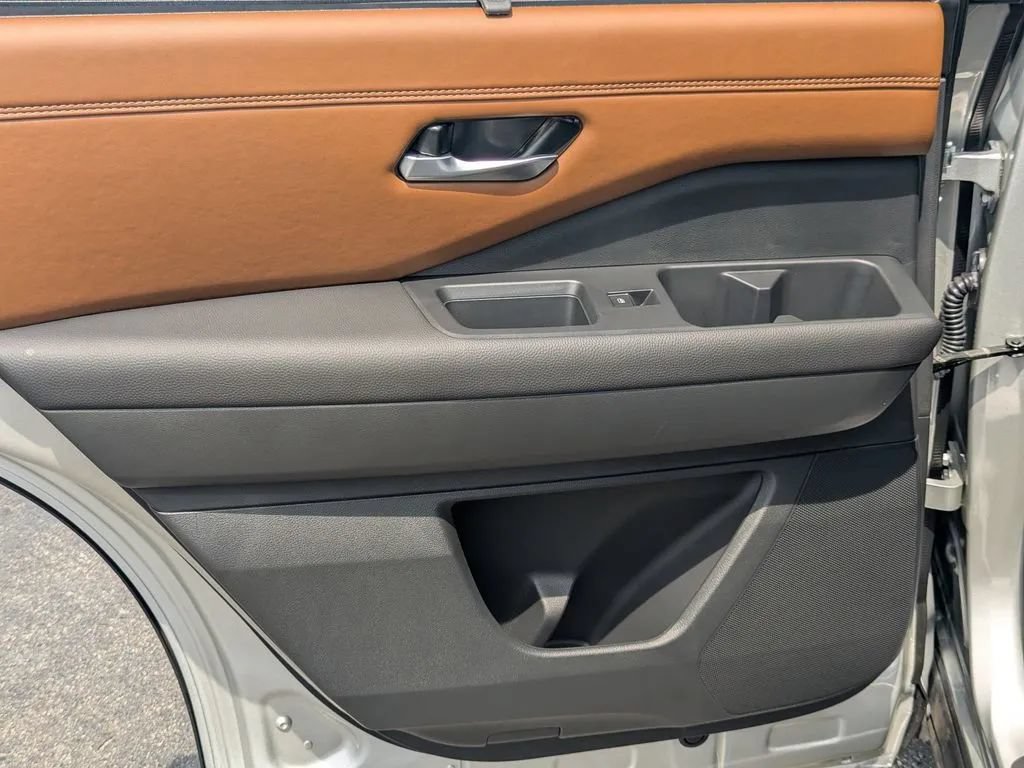Certified 2025 Nissan Pathfinder Platinum w/ Cargo Package FWD image 19