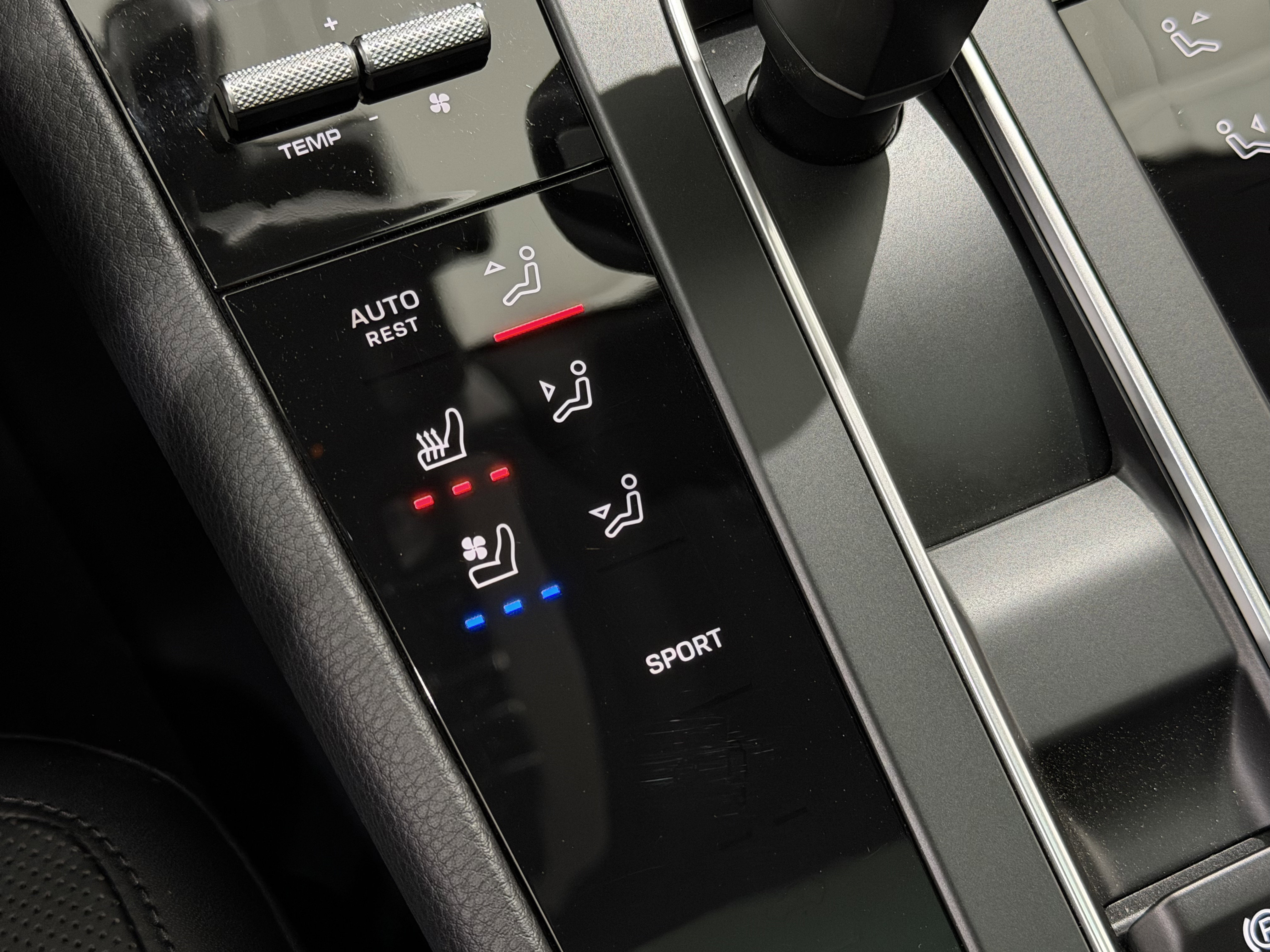 Certified 2025 Porsche Macan AWD/4WD image 36