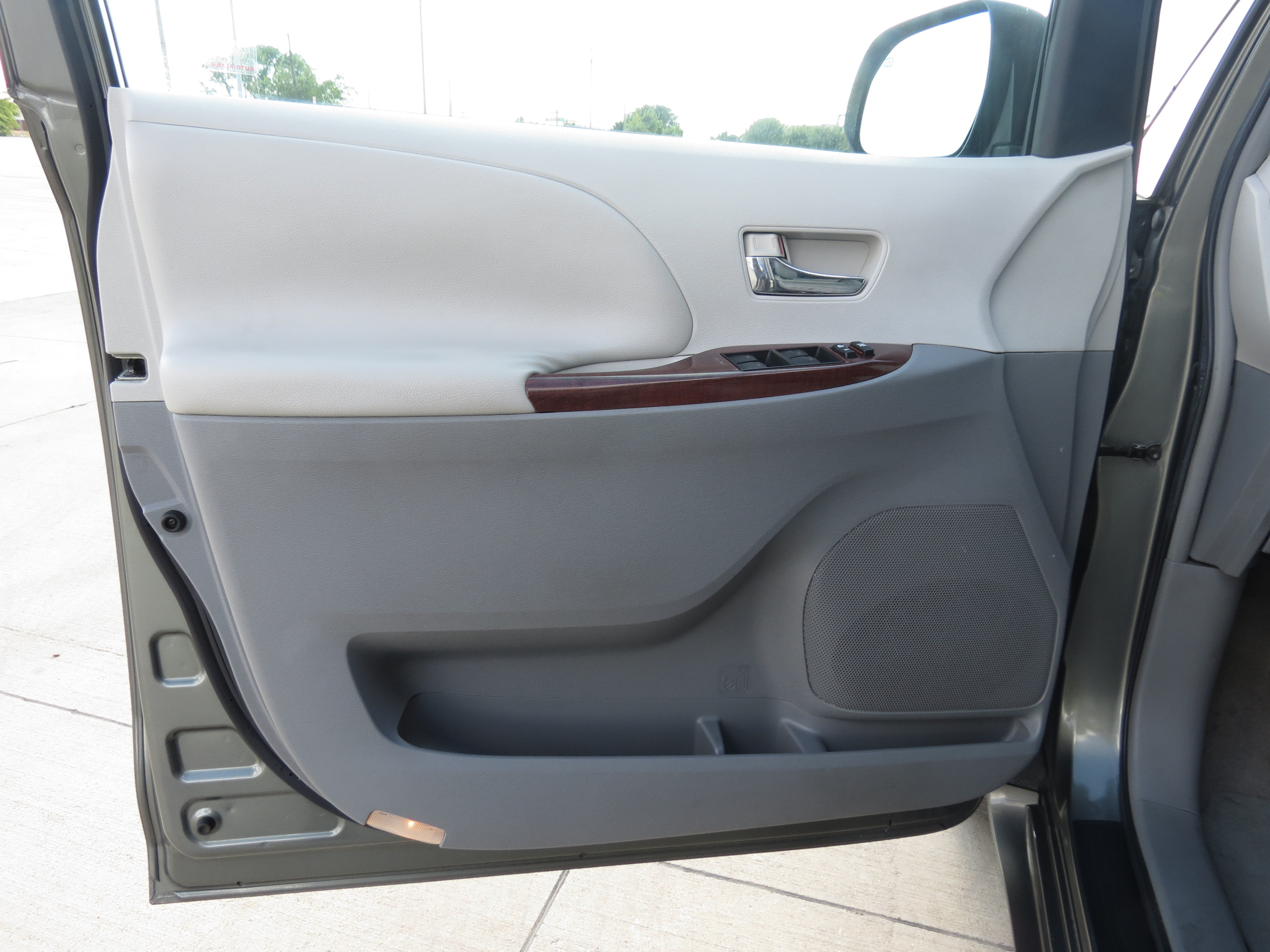 Used 2011 Toyota Sienna XLE FWD image 23