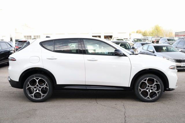 New 2025 Alfa Romeo Tonale w/ Premium Package image 4