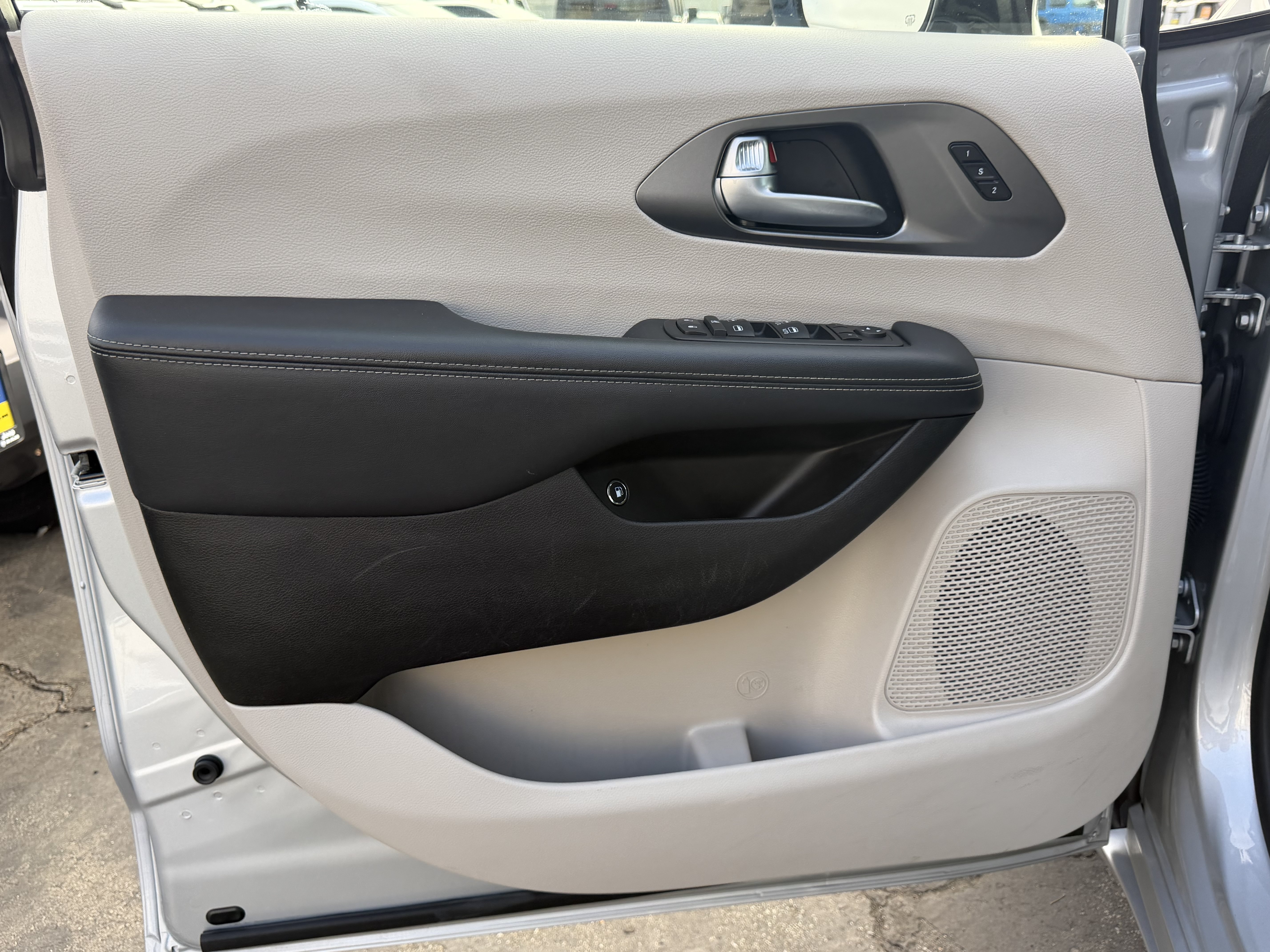 Certified 2024 Chrysler Pacifica Limited FWD image 20