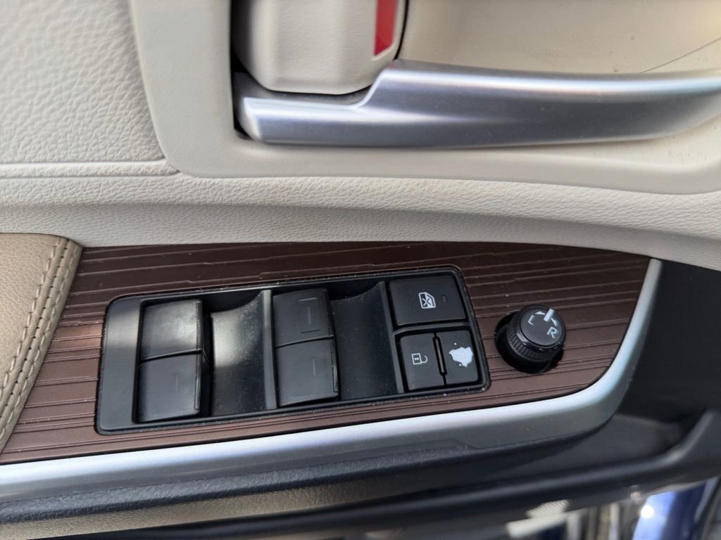 Used 2023 Toyota Sienna XLE w/ XLE Plus Package FWD image 11
