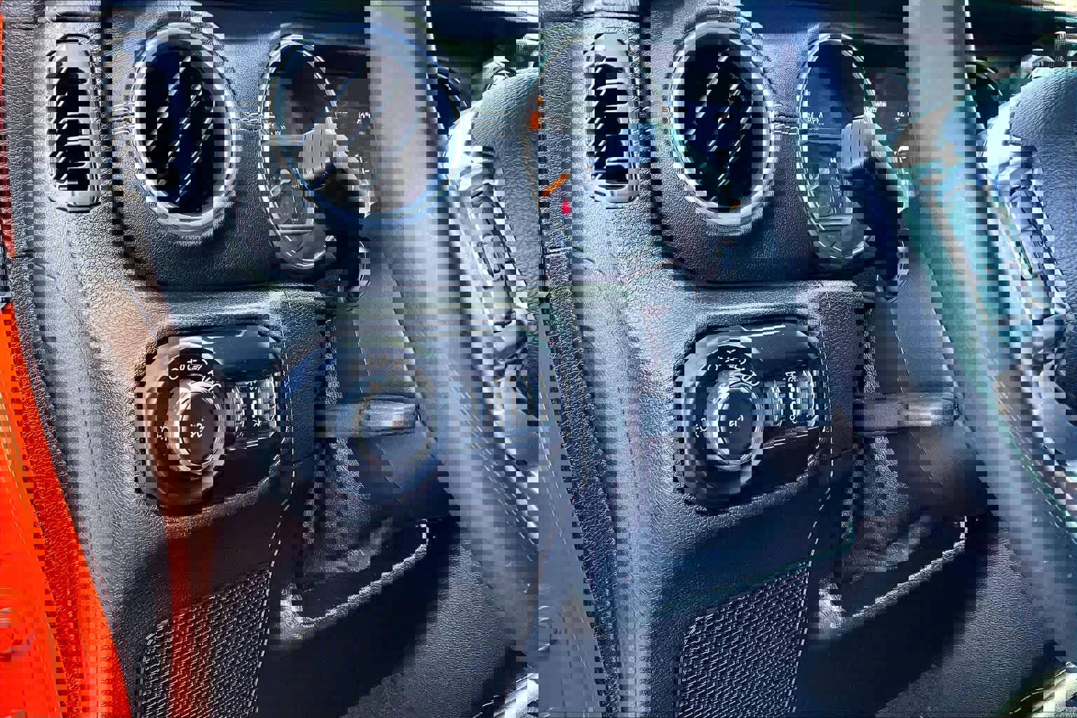 Used 2018 Jeep Wrangler Unlimited Sahara image 37