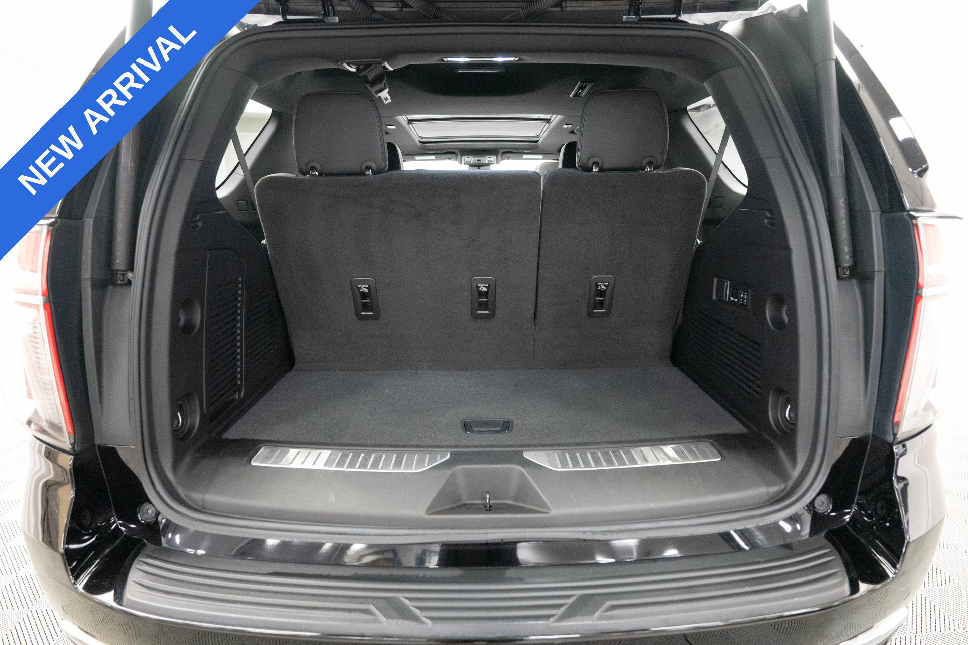 Used 2023 Chevrolet Tahoe Premier AWD/4WD image 32