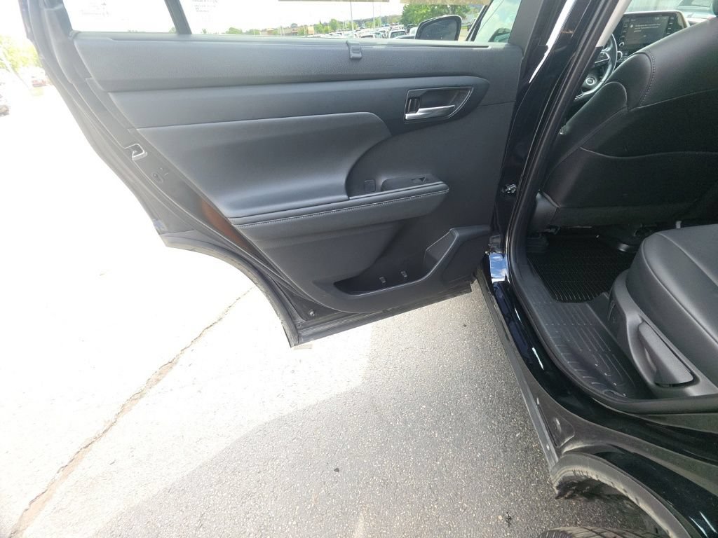 Used 2021 Toyota Highlander XLE AWD/4WD image 28