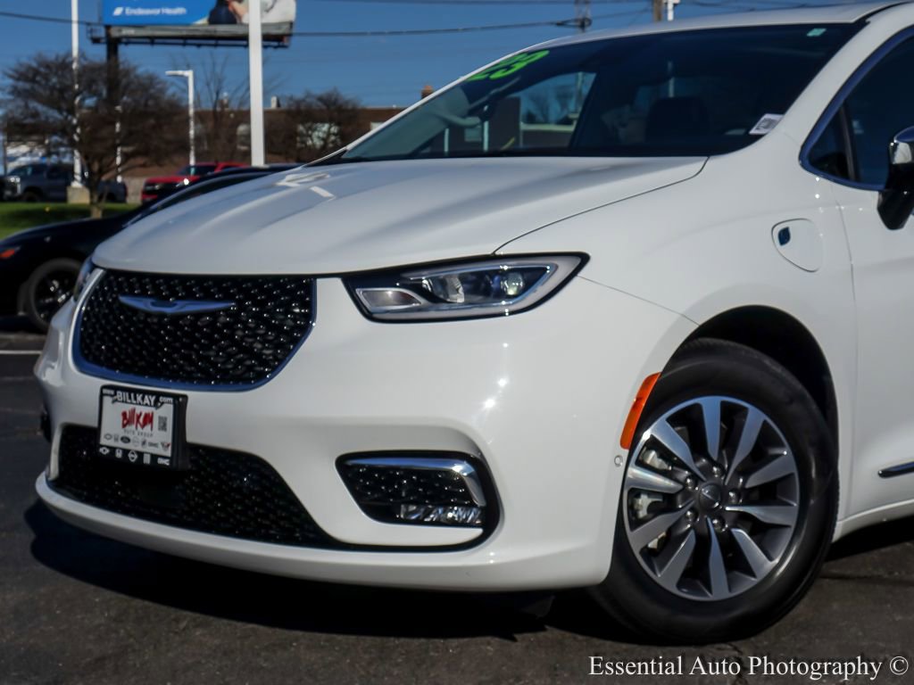 Used 2023 Chrysler Pacifica Limited image 3