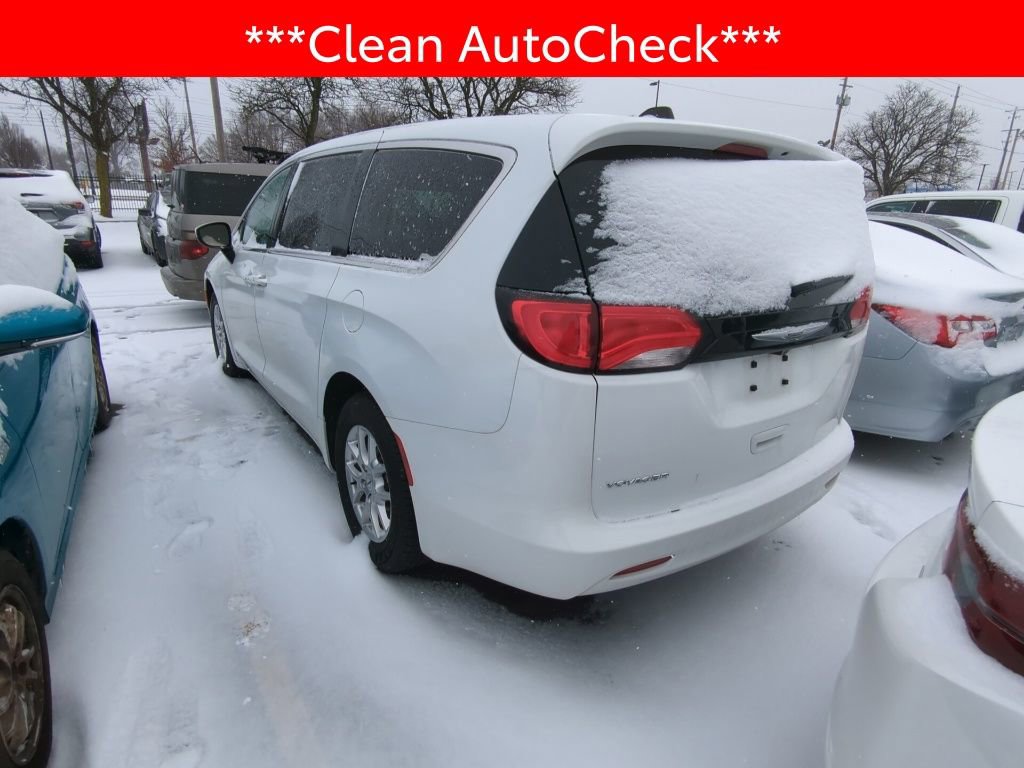 Used 2023 Chrysler Voyager LX image 4