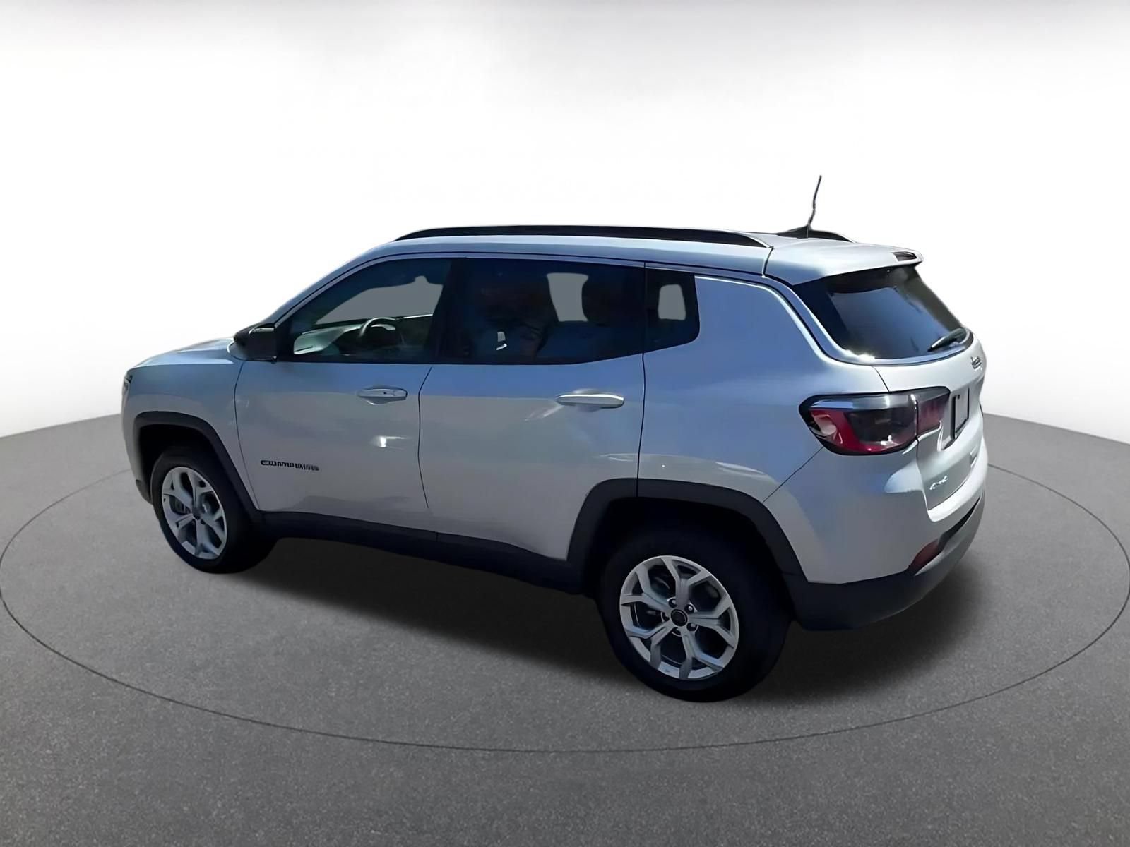 Used 2025 Jeep Compass Latitude AWD/4WD image 12