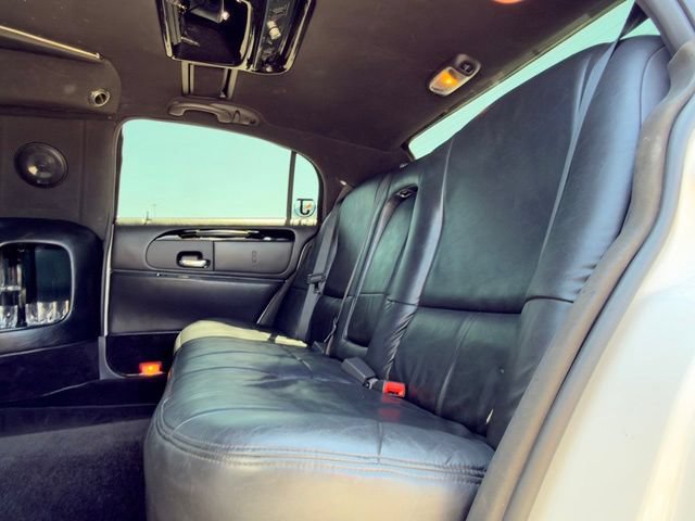 Used 2002 Lincoln Town Car Executive RWD image 17