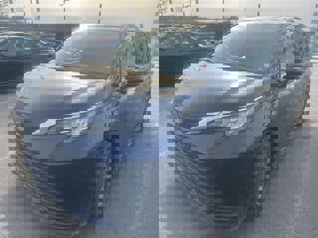 Used 2022 Toyota Sienna LE image 2