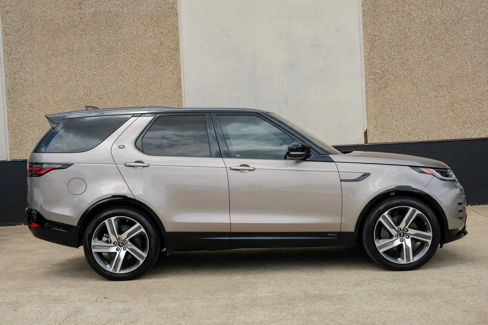 Used 2021 Land Rover Discovery HSE R-Dynamic AWD/4WD image 7