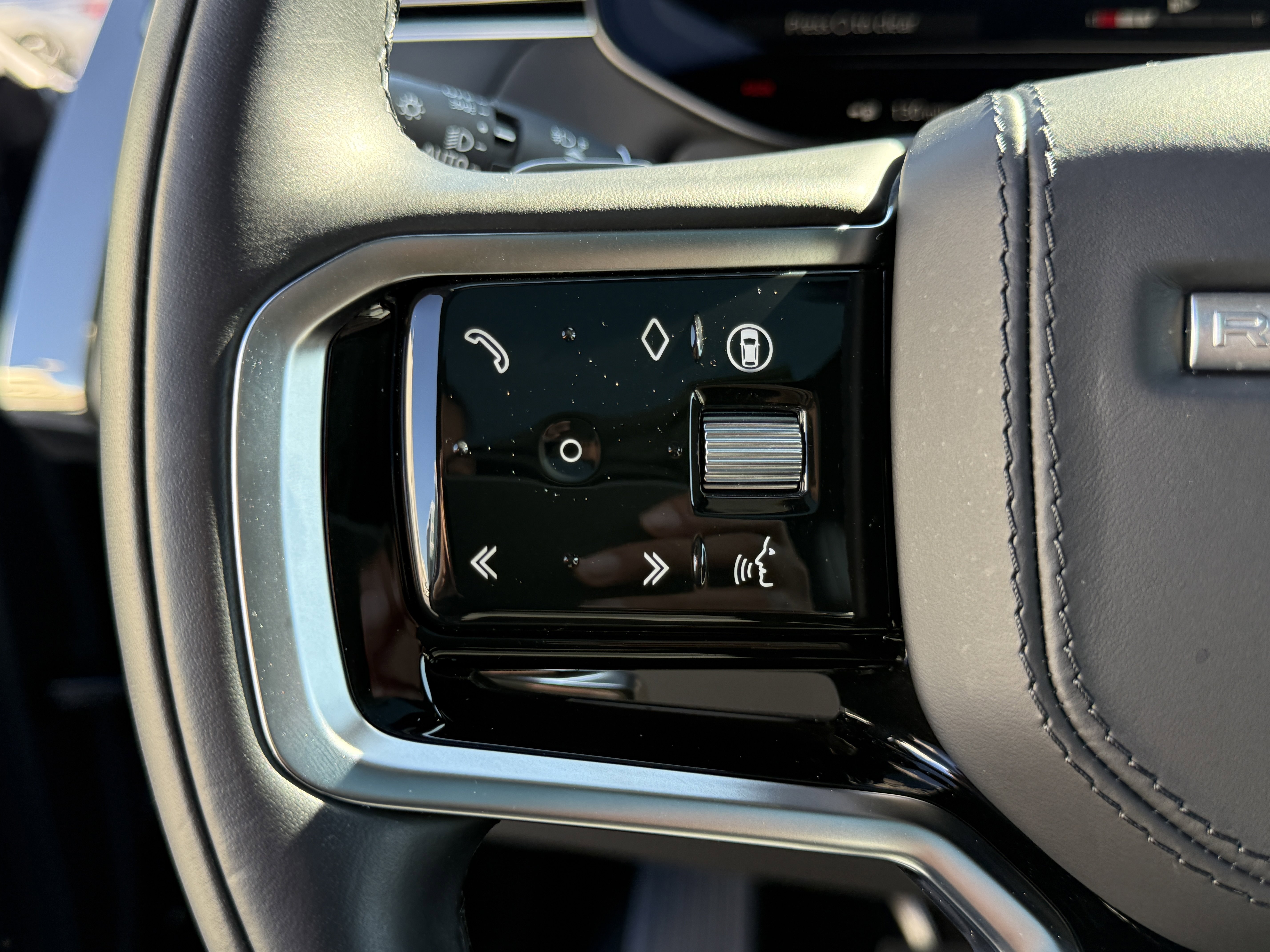 Used 2025 Land Rover Range Rover Sport SE image 21