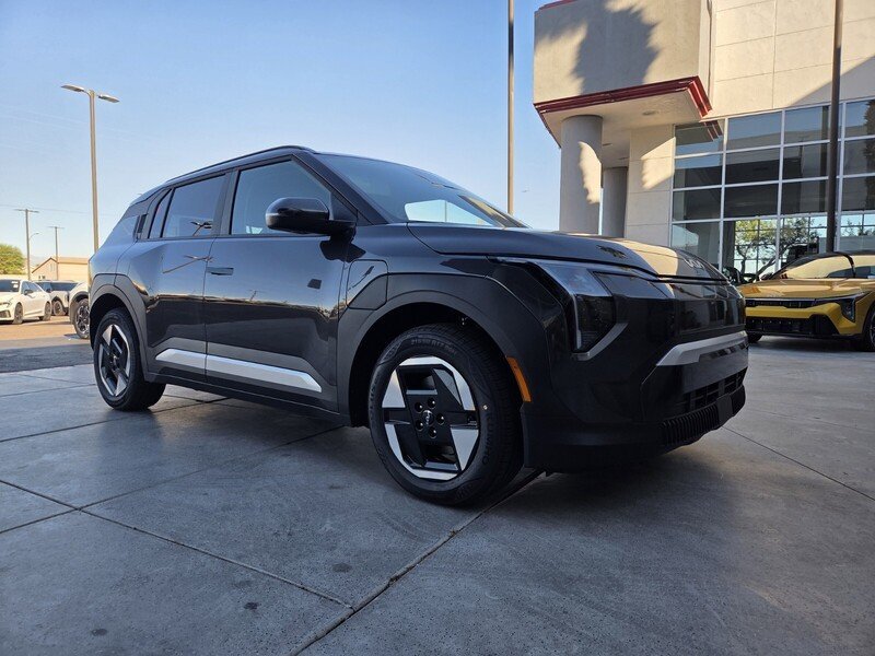 New 2027 Kia EV3 Wind FWD image 2
