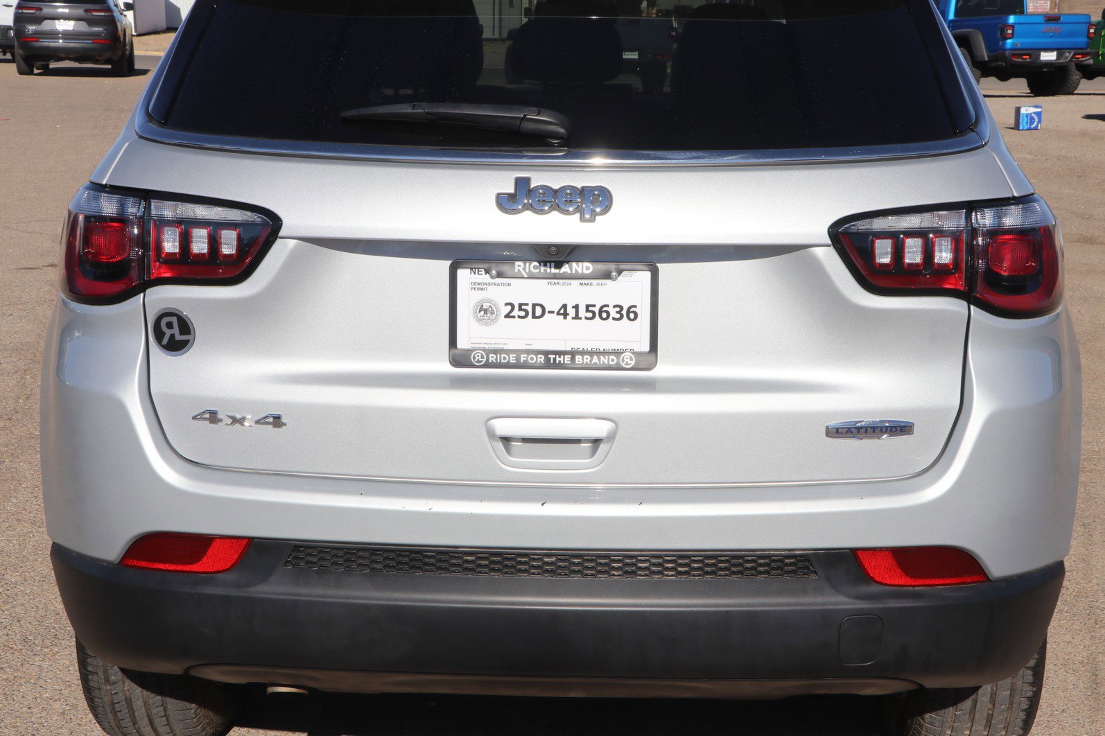 Used 2024 Jeep Compass Latitude image 6