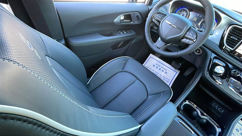 New 2025 Chrysler Pacifica Limited image 15