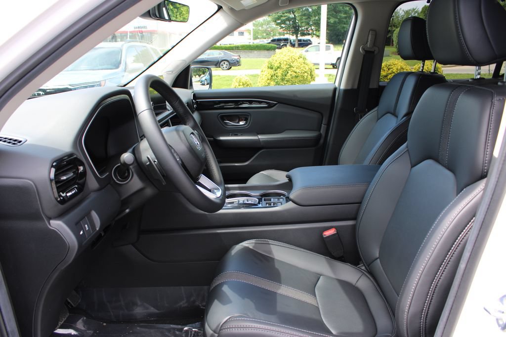 Certified 2025 Honda Pilot Touring image 10