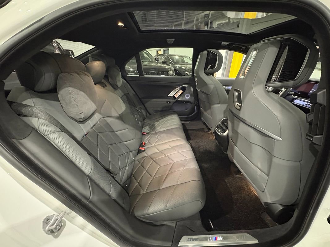 Used 2024 BMW i7 xDrive60 image 42