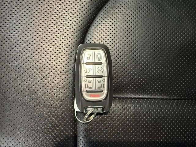 Used 2025 Chrysler Pacifica Limited image 29