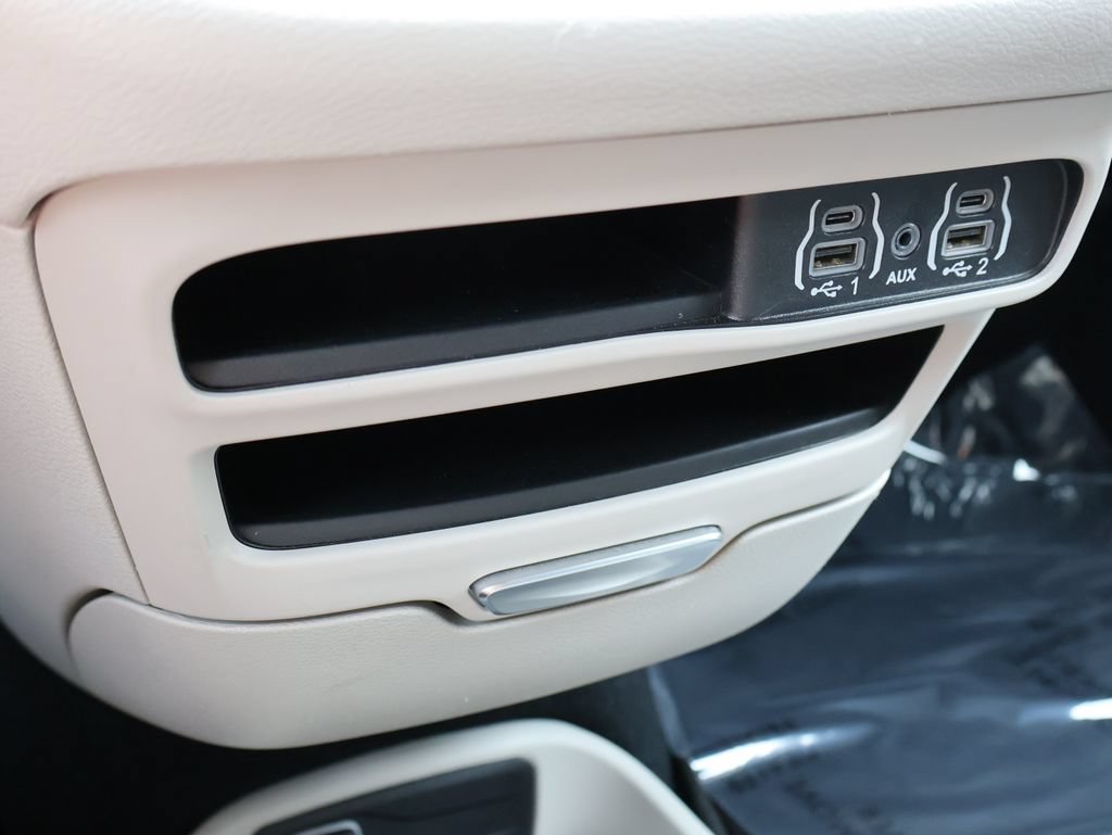 Used 2024 Chrysler Pacifica Touring-L FWD image 38
