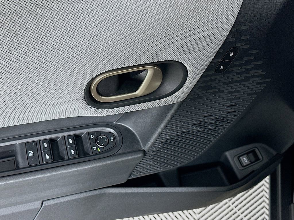 Certified 2025 MINI Cooper 4-Door Hardtop FWD image 18