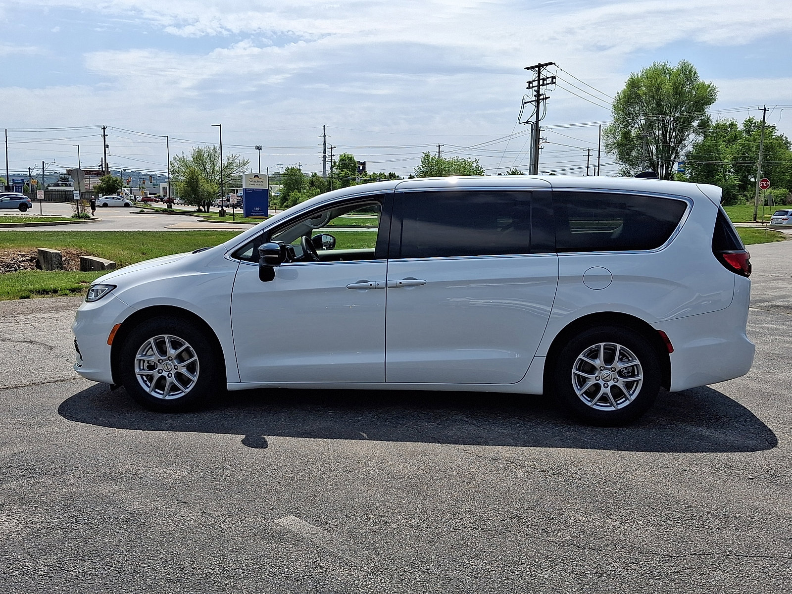 Used 2024 Chrysler Pacifica Touring-L FWD image 7