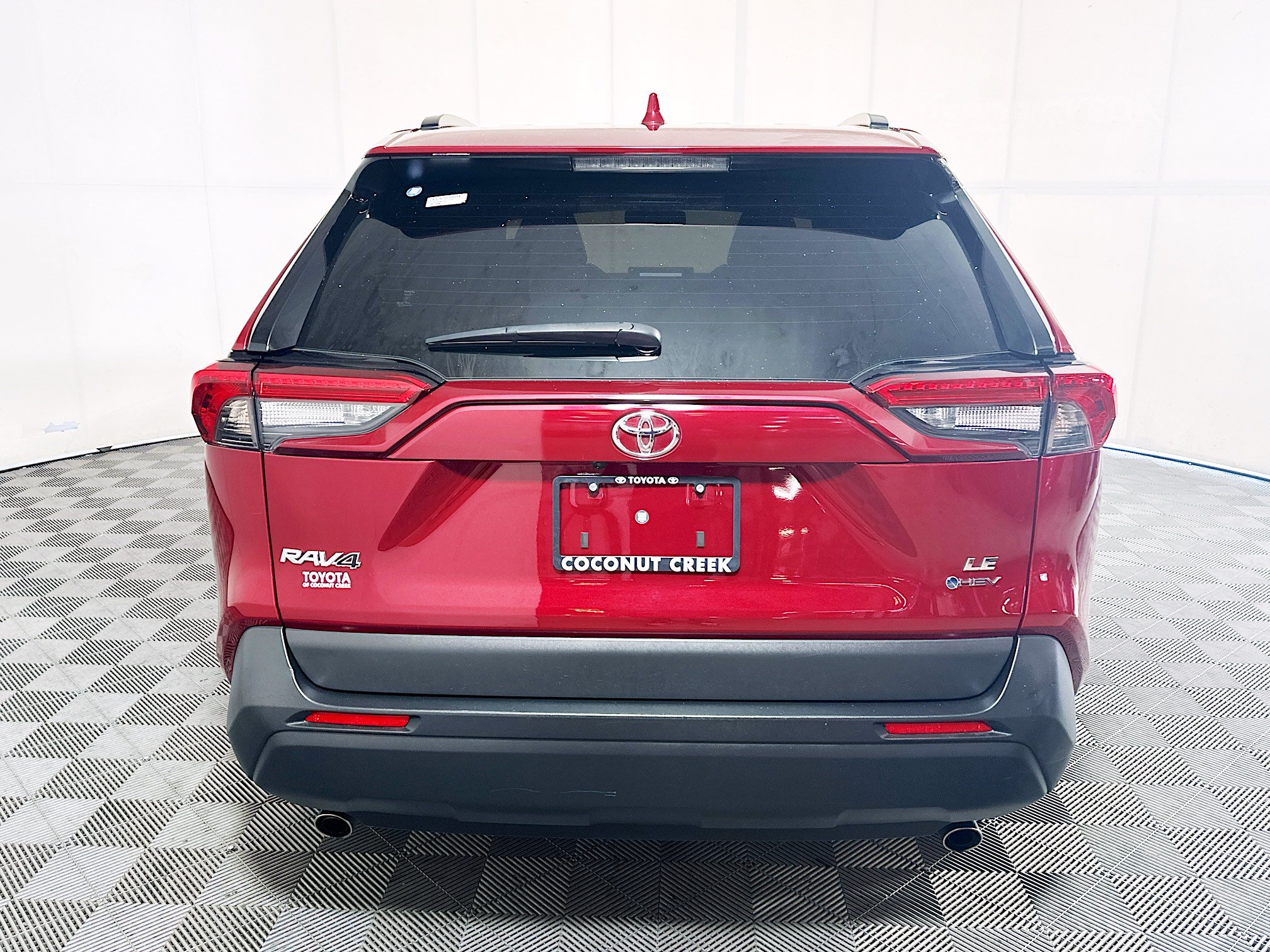 Used 2025 Toyota RAV4 LE AWD/4WD image 4