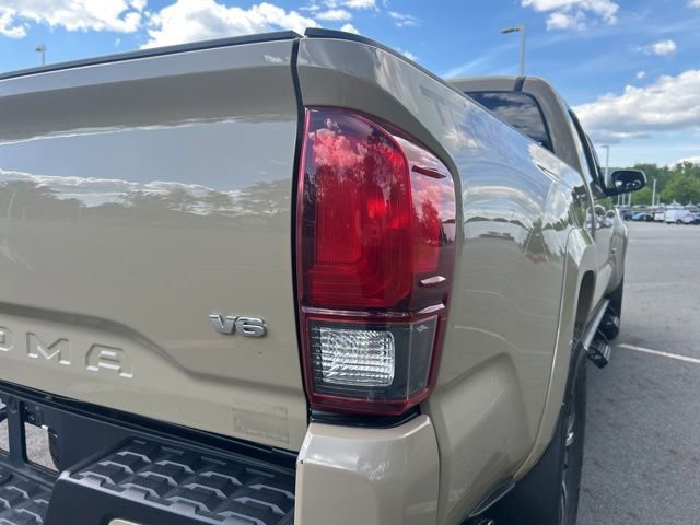 Used 2018 Toyota Tacoma TRD Sport AWD/4WD image 15