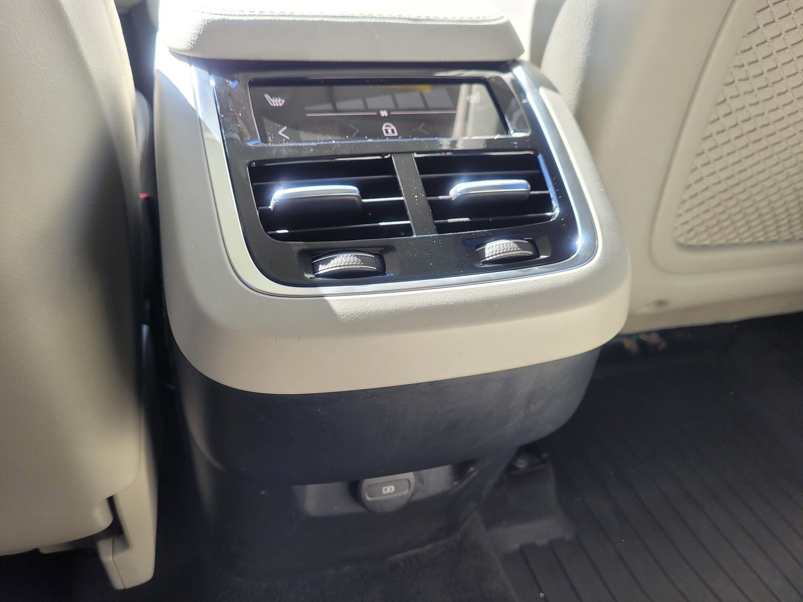 Certified 2023 Volvo XC90 B6 Plus w/ Protection Package Premier AWD/4WD image 15