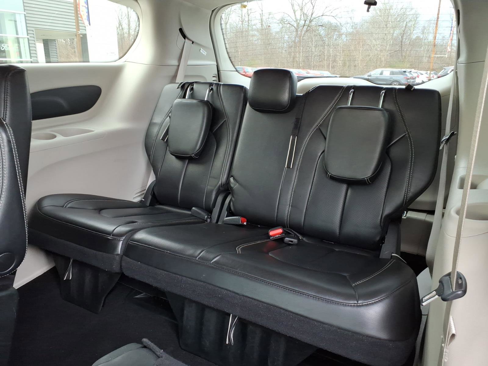 Used 2023 Chrysler Pacifica Touring-L image 14