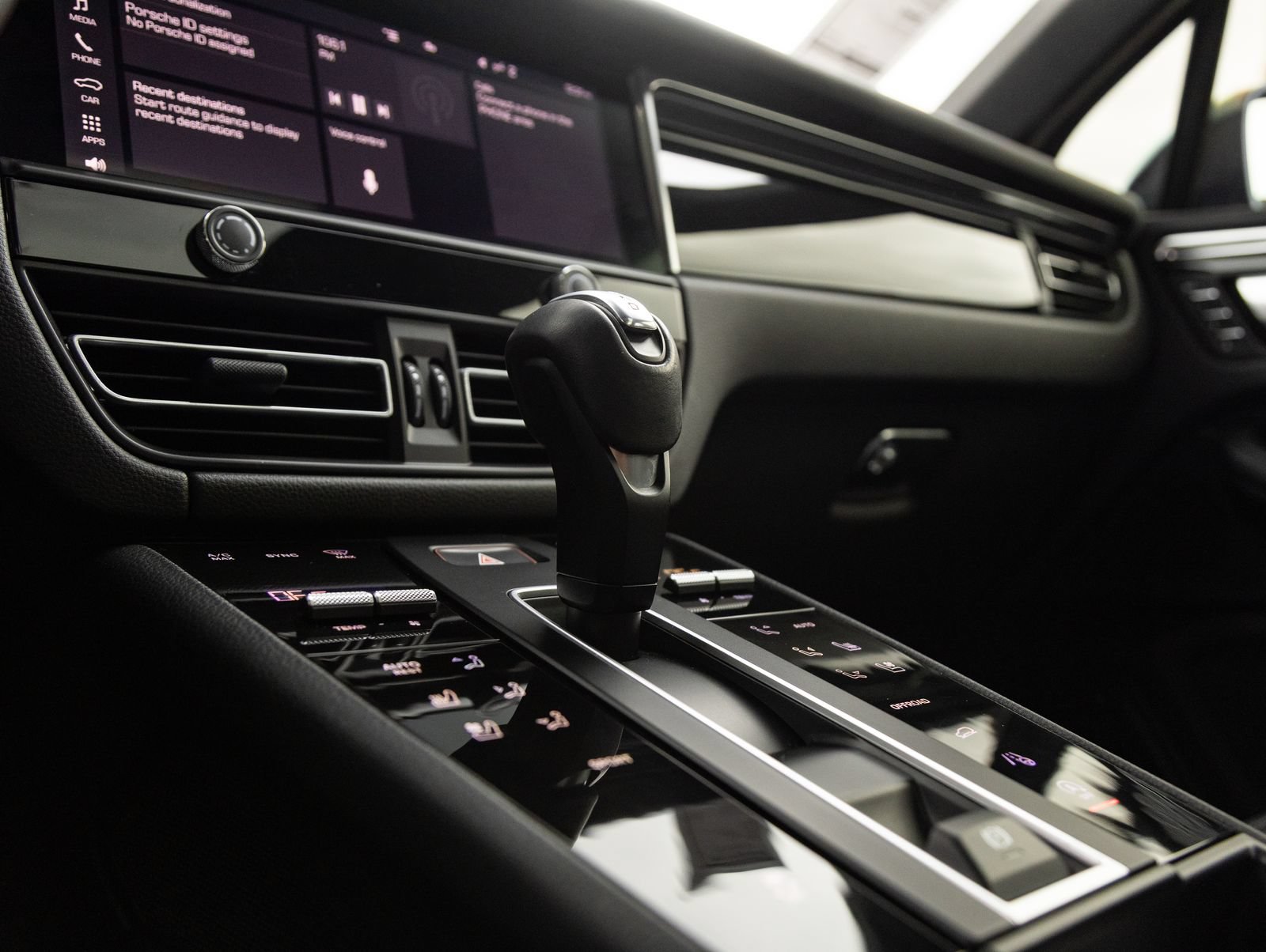Certified 2023 Porsche Macan AWD/4WD image 26