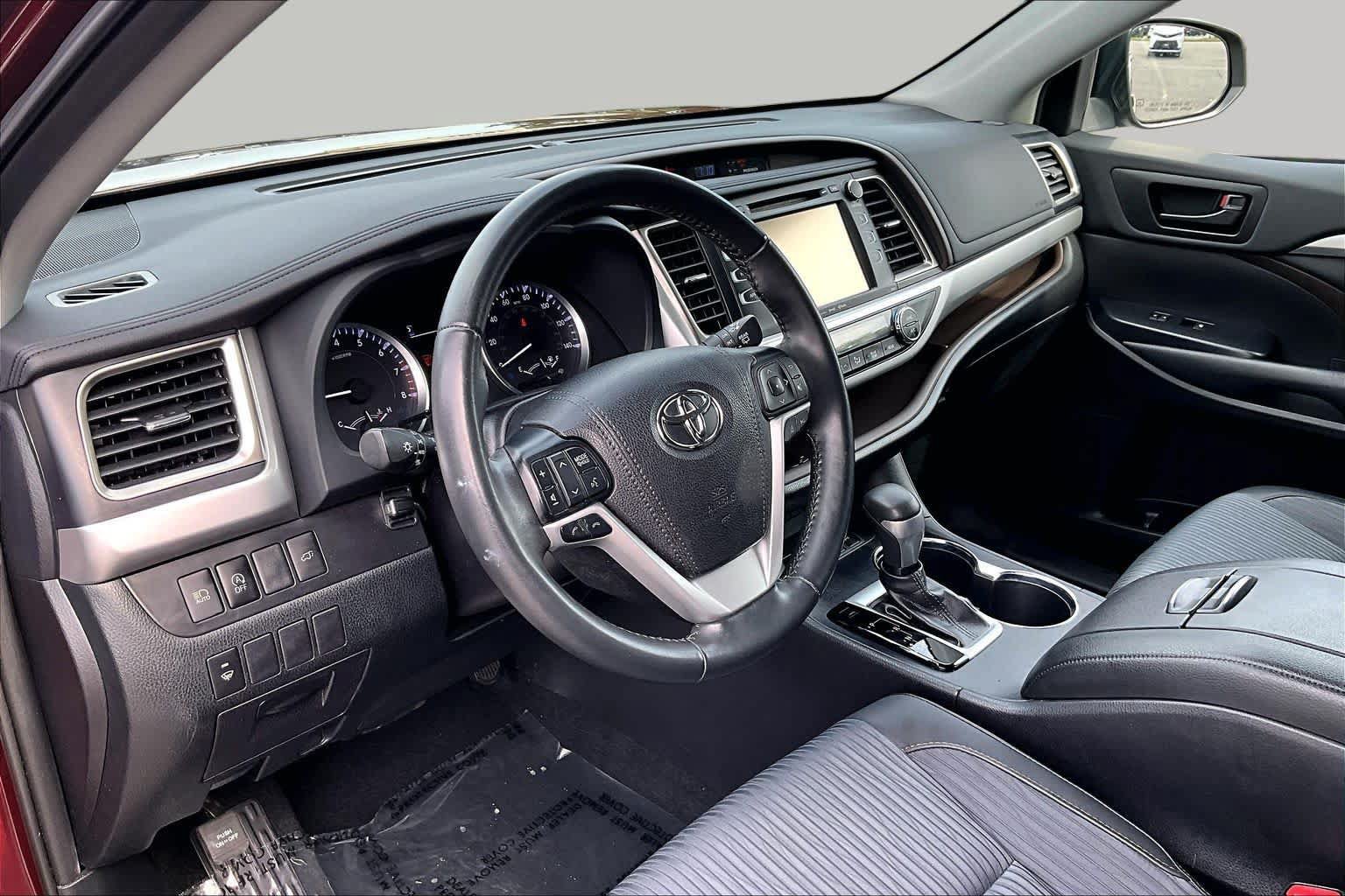 Used 2019 Toyota Highlander Plus AWD/4WD image 14