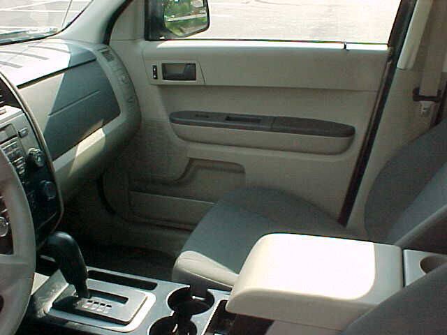 Used 2011 Ford Escape XLS w/ 102A Rapid Spec Order Code FWD image 11