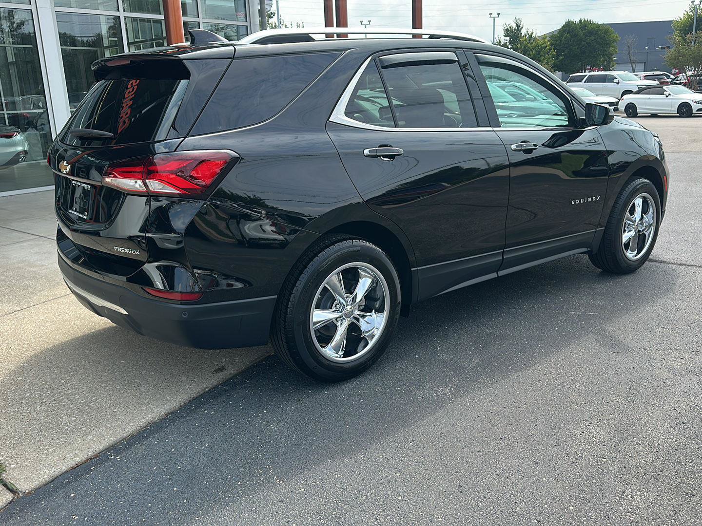 Used 2024 Chevrolet Equinox Premier FWD image 3