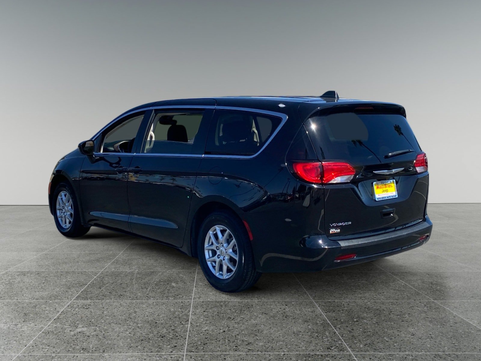 Used 2024 Chrysler Voyager LX FWD image 3