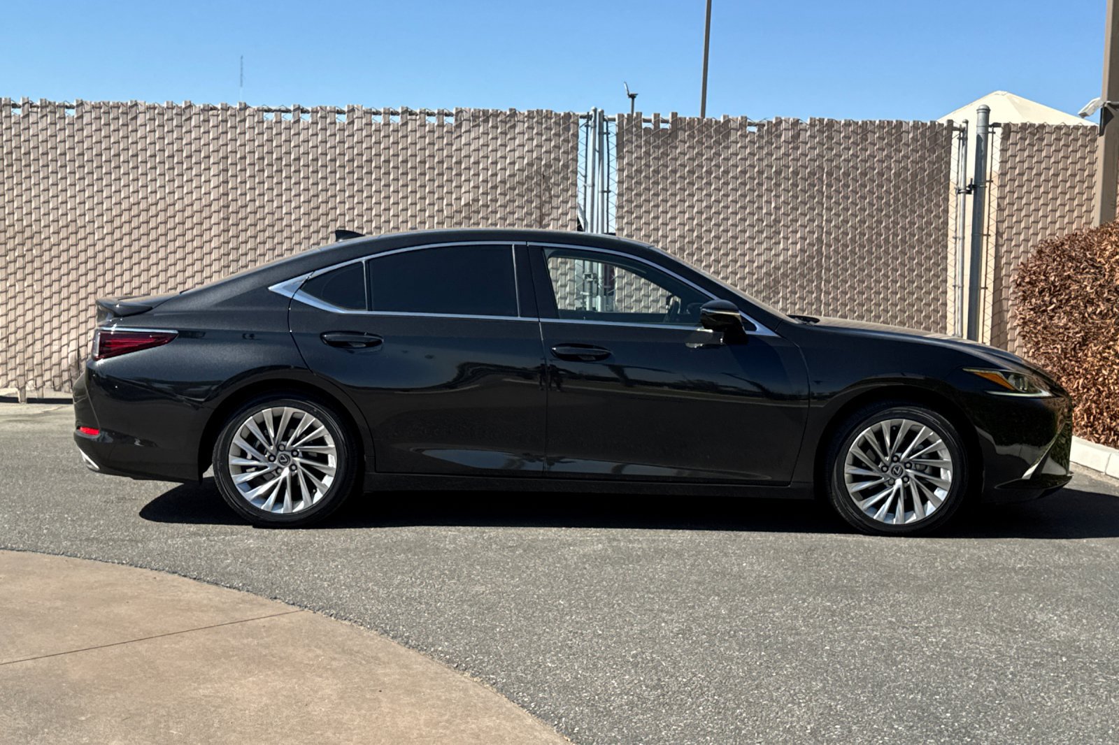 Certified 2022 Lexus ES 350 w/ Accessory Package 2 FWD image 3
