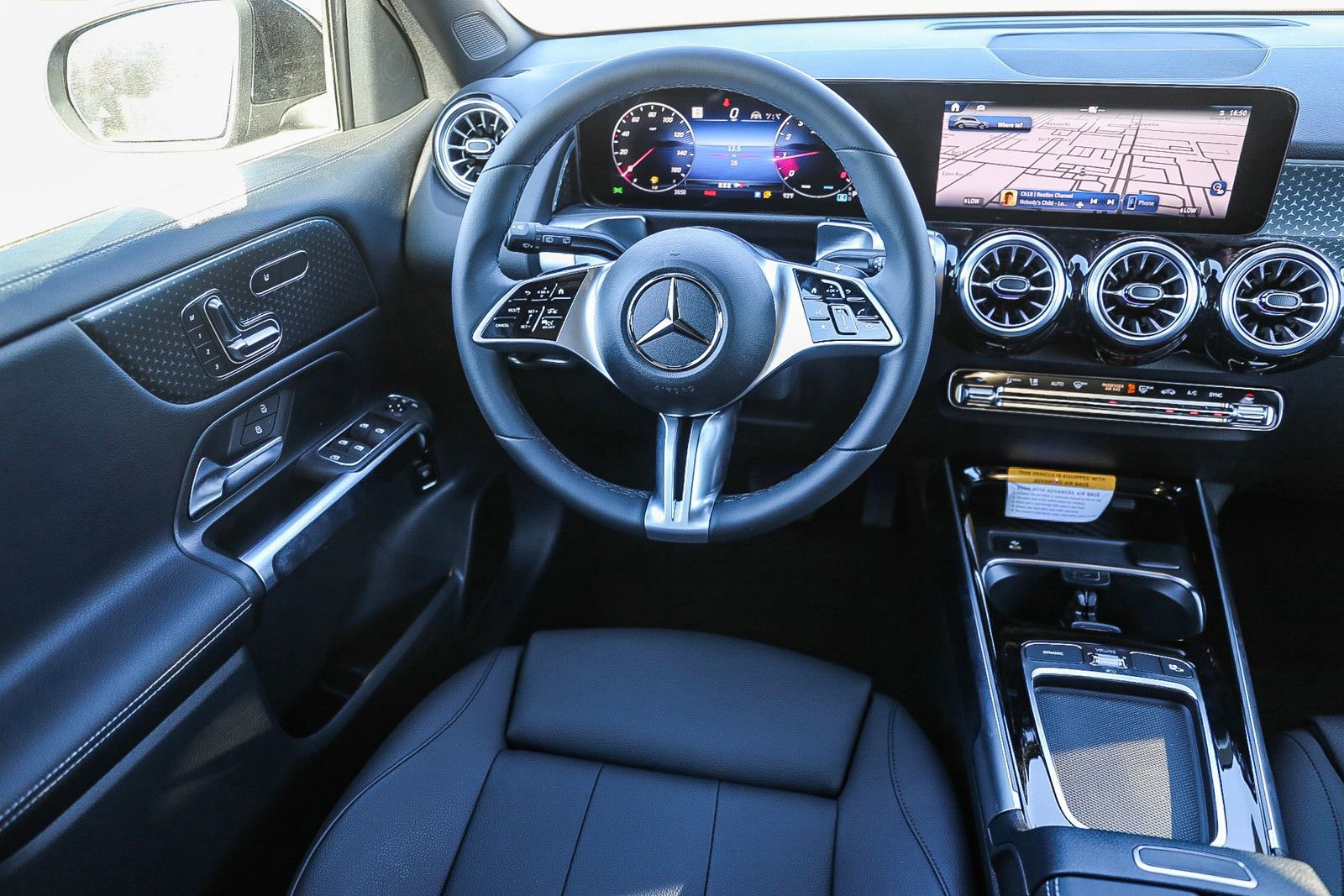 Used 2024 Mercedes-Benz GLB 250 4MATIC image 16